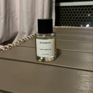 Essnce I Am Vanilla EdP - Modern parfym från Essnce med namnet I Am Vanilla. En stilren flaska som passar perfekt för dig som gillar trendiga dofter. Eau de Parfum för dig som vill sticka ut.
