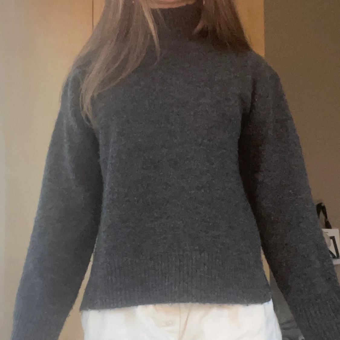 Mörkgrå stickad polotröja 