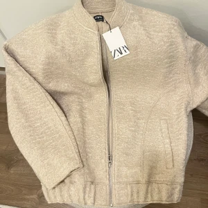 Beige bomberjacka från Zara XS/S - säljer en helt ny (med prislapp) ZARA jacka beige. i storlek XS/S🩷 skriv gärna frågor om du undrar över något😊