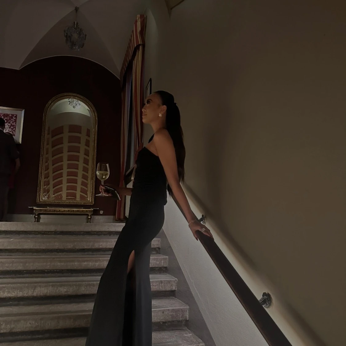 Svart långklänning med slits och öppen rygg - 1