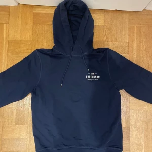 Marinblå hoodie från Lexington - Säljer en stilren marinblå hoodie från Lexington med vit logga på bröstet. Stl L men passar M mycket bra också✅