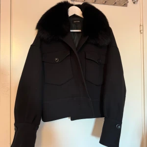 meotine kappa - jättefin svart meotine kappa i bra skick. nypris 3500kr, storlek s/m. säljer för 2500 (kan gå ner vid snabbt köp). man kan ta av pälsen om man vill då det finns knappar 