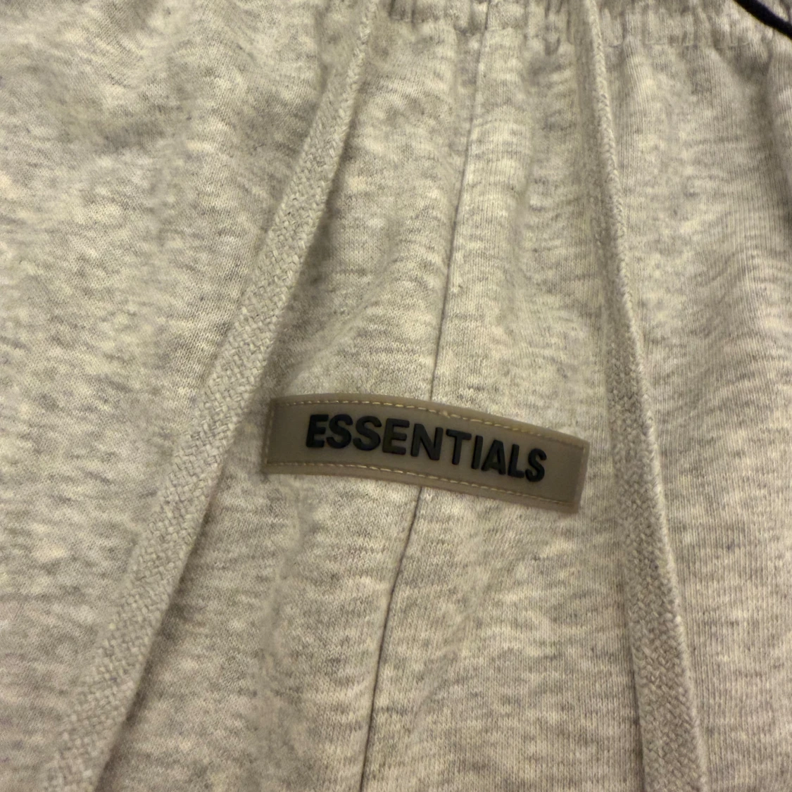 Grå shorts från Essentials Fear of God - 2