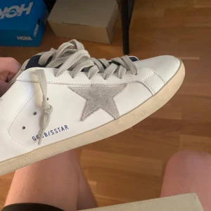 Golden goose superstar  - Säljer ett par golden goose superstar white leather. Skorna är i ett väldigt fint skick då jag inte har haft mycket användning för de. Skorna är i storlek 43 dustbag och sertifikat ingår. 
