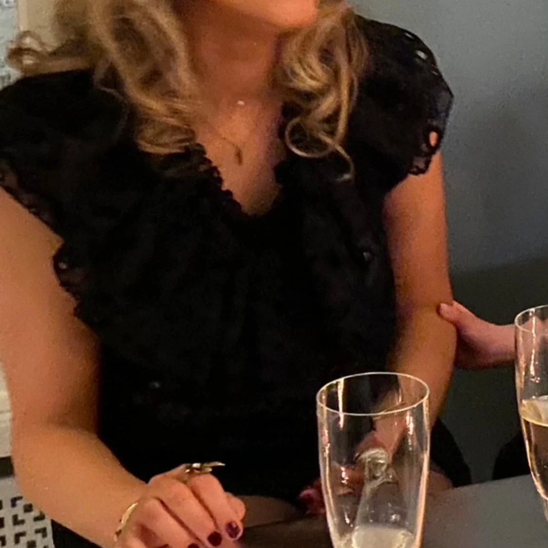 Svart blus med volang och broderi - 2