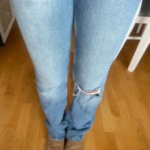 Ljusblå bootcut jeans med hål från Gina Tricot - Små i storleken!