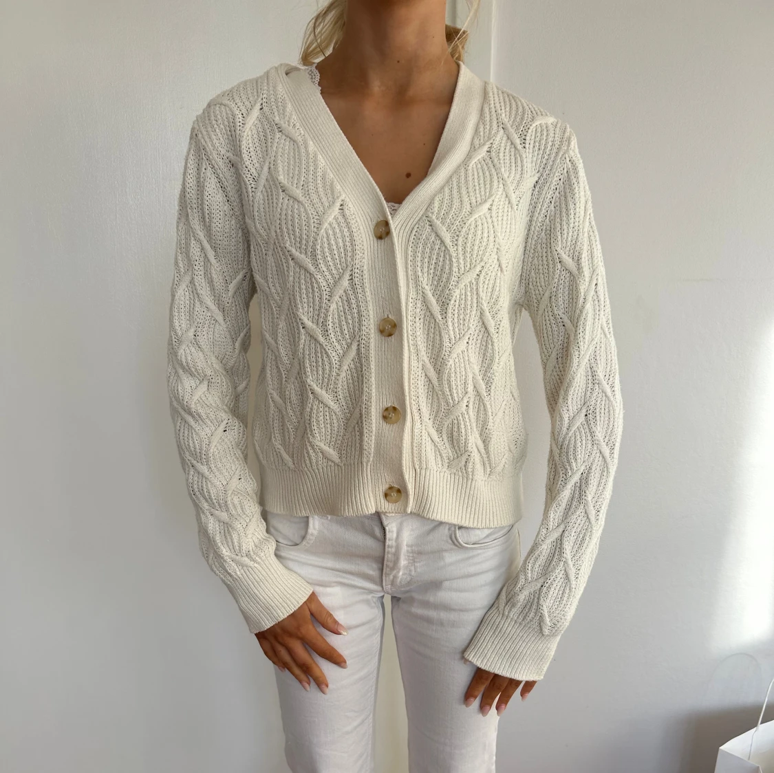 Vit kabelstickad kofta från Soaked