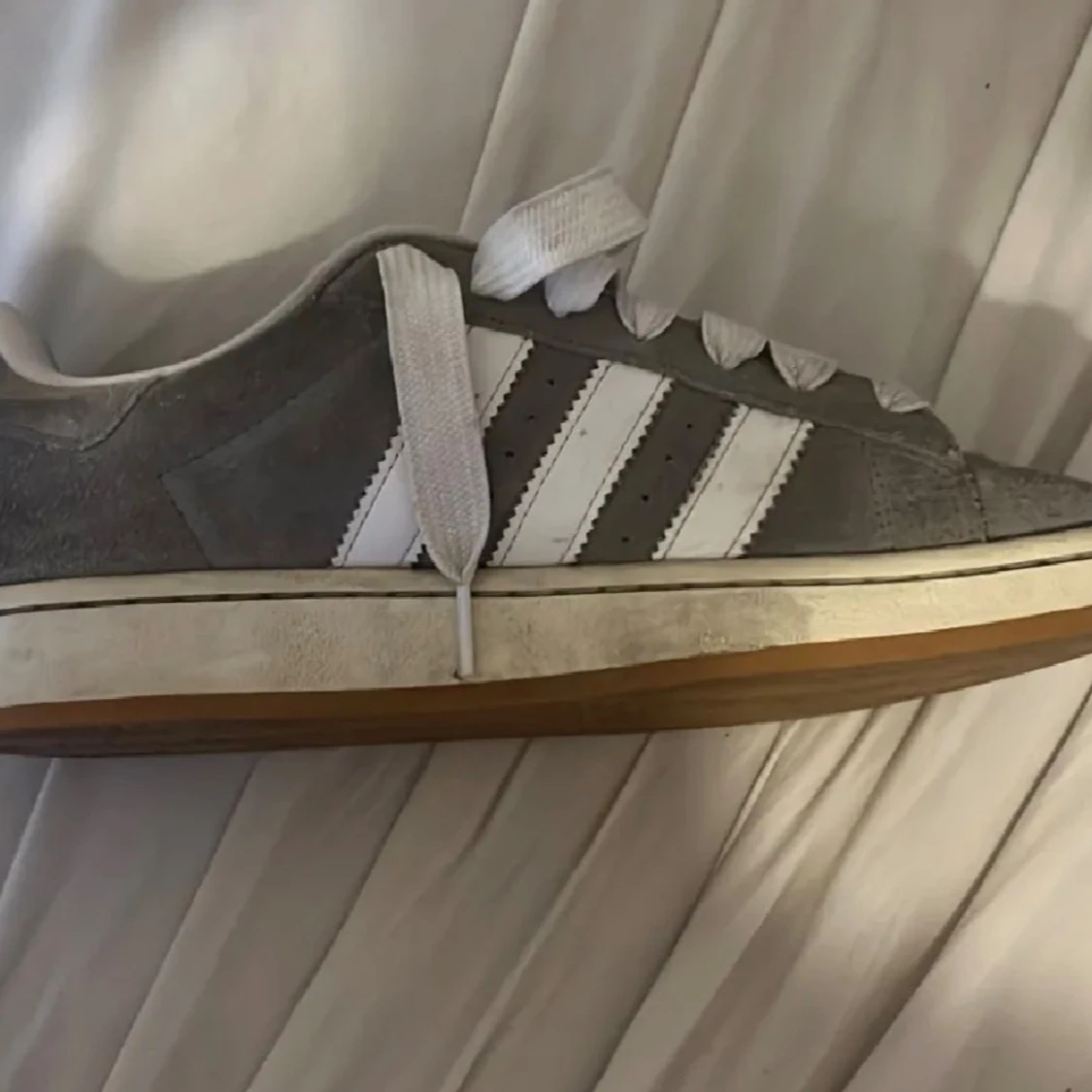 Grå Adidas Campus sneakers mocka - 2