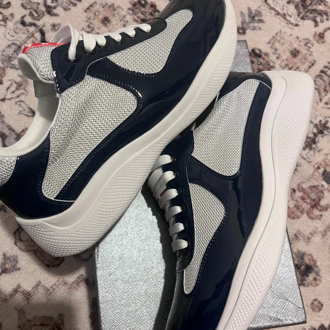 Prada sneakers i vitt och marinblått - 3