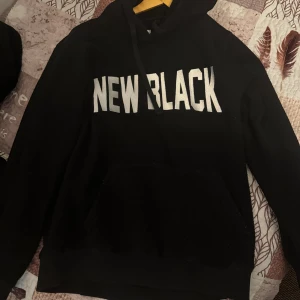 Fleece hoodie från NewBlack - Fleecehuvtröja tillverkad av originalmärket NewBlack före den nya ägaren. Mycket begränsad mängd tillverkad. Storlek small men passar även medium. Mycket bra passform, bekväm och varm. Finns inte någon annanstans.