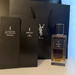 YSL Babycat 125ml parfym - Babycat Raw Bourbon från YSL är en exklusiv parfym med stilren design. Perfekt för dig som vill sticka ut med en lyxig och modern doft. Kommer i originalförpackning från Le Vestiaire Des Parfums-serien.