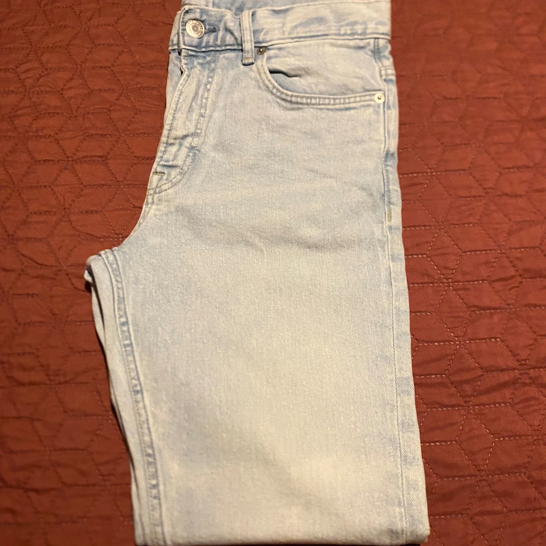 H&M ljusblå raka jeans i klassisk modell - 2