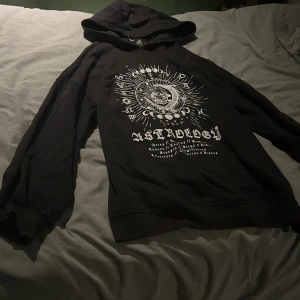 Svart hoodie med astrologi-tryck - Svart hoodie från H&M i storlek S med ett stort vitt astrologi-tryck framtill. Den har fläckar på ena ärmen och bak vid svanken från blondering💕