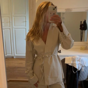 Tröja/kavaj i linblandning.  - Helt ny tröja/kavaj i linblandning. Endast testad och prislapp sitter kvar. Tröjan har en knytdetalj båda runt midjan och ärmarna. Väldigt fin tröja som passar till det mesta. 