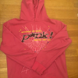 Rosa hoodie från Späde med tryck - Cool Rosa hoodie från sp5der. Använd cirka 2-3 så nästan helt ny. Tillverkad i mjuk bomull, perfekt för dig som gillar färg och statement-plagg. Storlek M men passar som S kanske 