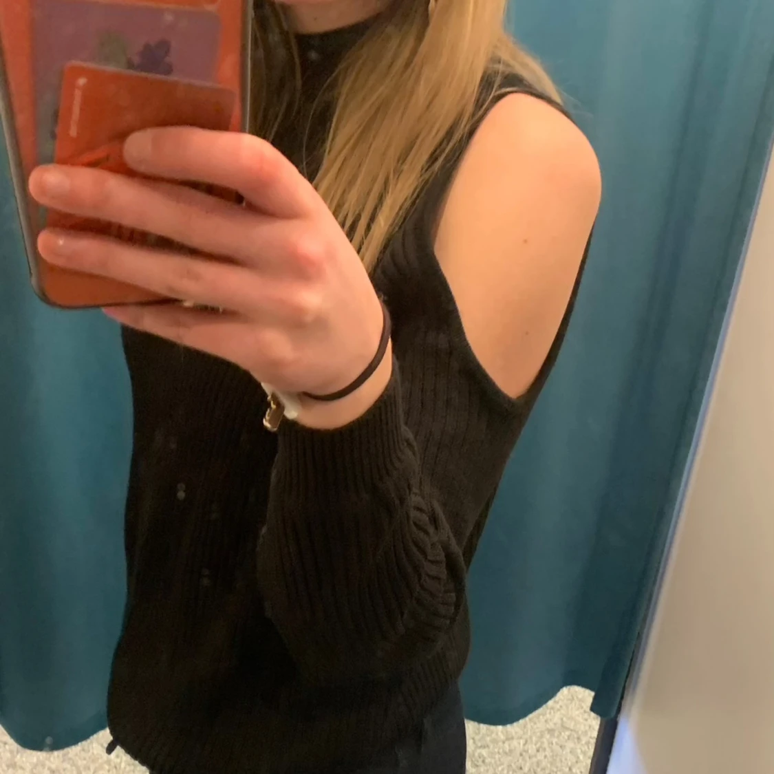 Stickad tröja med hål på axlarna - 1