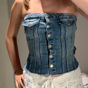 Zara topp - Fin jeanstopp från zara som är använd fåtal gånger. Jättesöt till sommaren💕