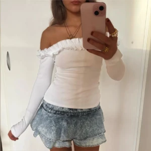 Offshoulder volangtopp  - Så fin vit långärmad Offshoulder volangtopp ! Jag är 168 och det är mina bilder, köp via köp nu direkt eller Swish, kvar tills markerad som såld 💖 