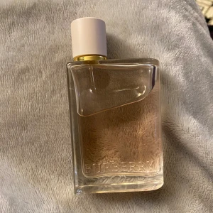 Burberry her eau de parfum  - Jag säljer en äkta  50 ml  Burberry her Edp som jag har köpt för ett år sedan men har bara använt cirka 90% av den . Det är en fin och söt sommrig doft med noter av vanilj , musk och jordgubb 🍓🍨. Köpte för cirka 1000 men säljer för  650.