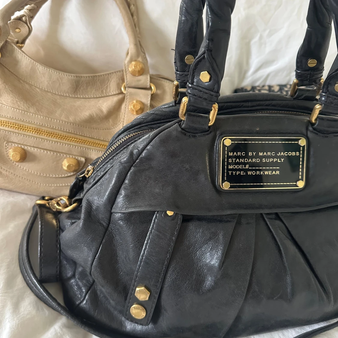 Svart Q Classic väska med gulddetaljer - 1