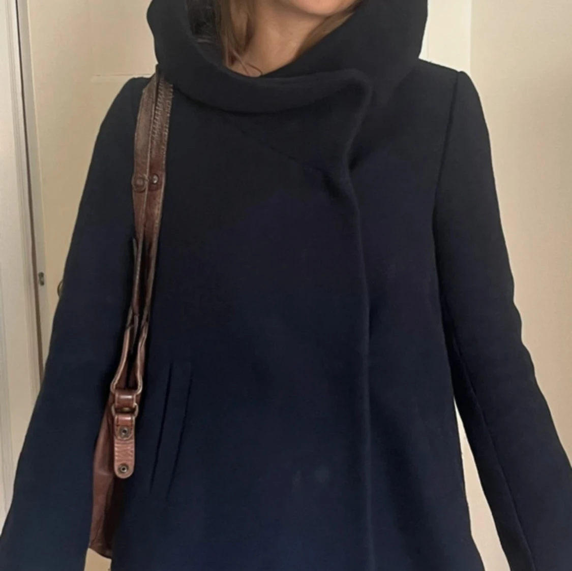 Mörkblå kappa  med stor krage - 1