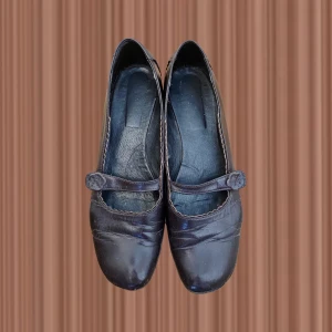 Bruna Mary janes - Thrifted, storlek 40 men stor i storlek så kan passa 41 också! Mörk brun läder, enkla att sätta på!