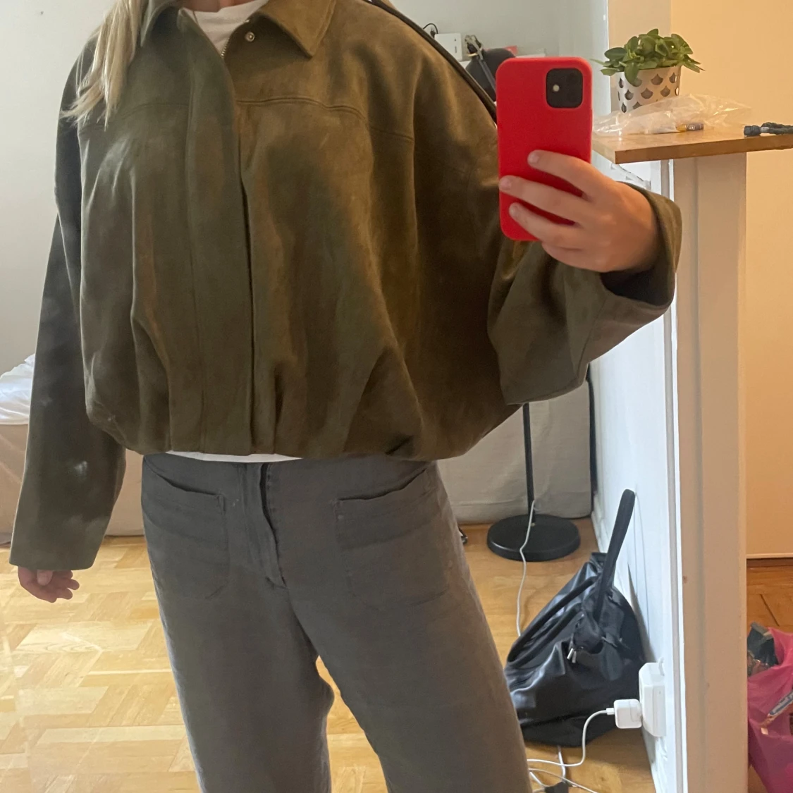 Trendiga Olivgrön mocka bomberjacka från Zara