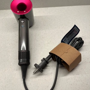 Supersonic Hårfön - Säljer nu min dyson som är helt ny! Jag fick två stycken när jag fyllde år så nu vill jag bli av med ena🩷 har fler bilder så det är bara att höra av er om ni har frågor eller vill se något mer