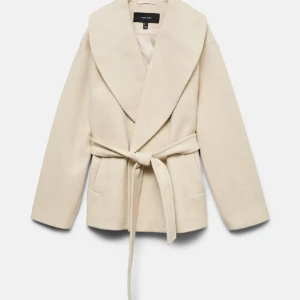 Beige kappa med bälte  - Jätte fin beige kappa som jag bara har testat annars är den helt ny, säljer då den var för stor för mig💗Skriv vid frågor💕💕Nypris 750kr. Perfekt nu till hösten!