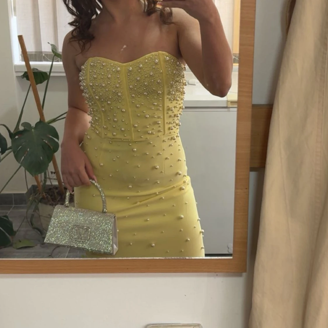 Gul axelbandslös långklänning med pärlor