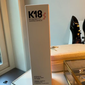 Oöppnad K18 molecular hair repair - Helt oanvänd och förseglad med tejp. Säljer då jag redan har en. Största storleken - 150 ml, håller väldigt länge då enbart 1-2 pump behövs vid användning. 🩷Nypris: ca 900 kr