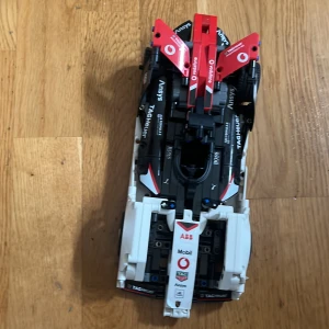 LEGO Technic Porsche 99X Electric 42137 - Säljer LEGO Technic Porsche 99X Electric, modell 42137. Komplett med bygginstruktioner. Bilen är i mycket fint skick, inga synliga defekter eller saknade delar. Perfekt för bilentusiaster och LEGO-samlare som vill ha en detaljerad och funktionell racerbilsmodell.