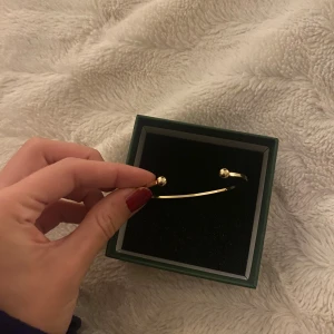 Justerbart guld bangle armband - Jättefint trendigt guld armband som går att justera lite. Jag säljer det då de tyvärr är för stort för mig även fast det går att justera, jag har aldrig använt det. Mitt pris kan diskuteras:)