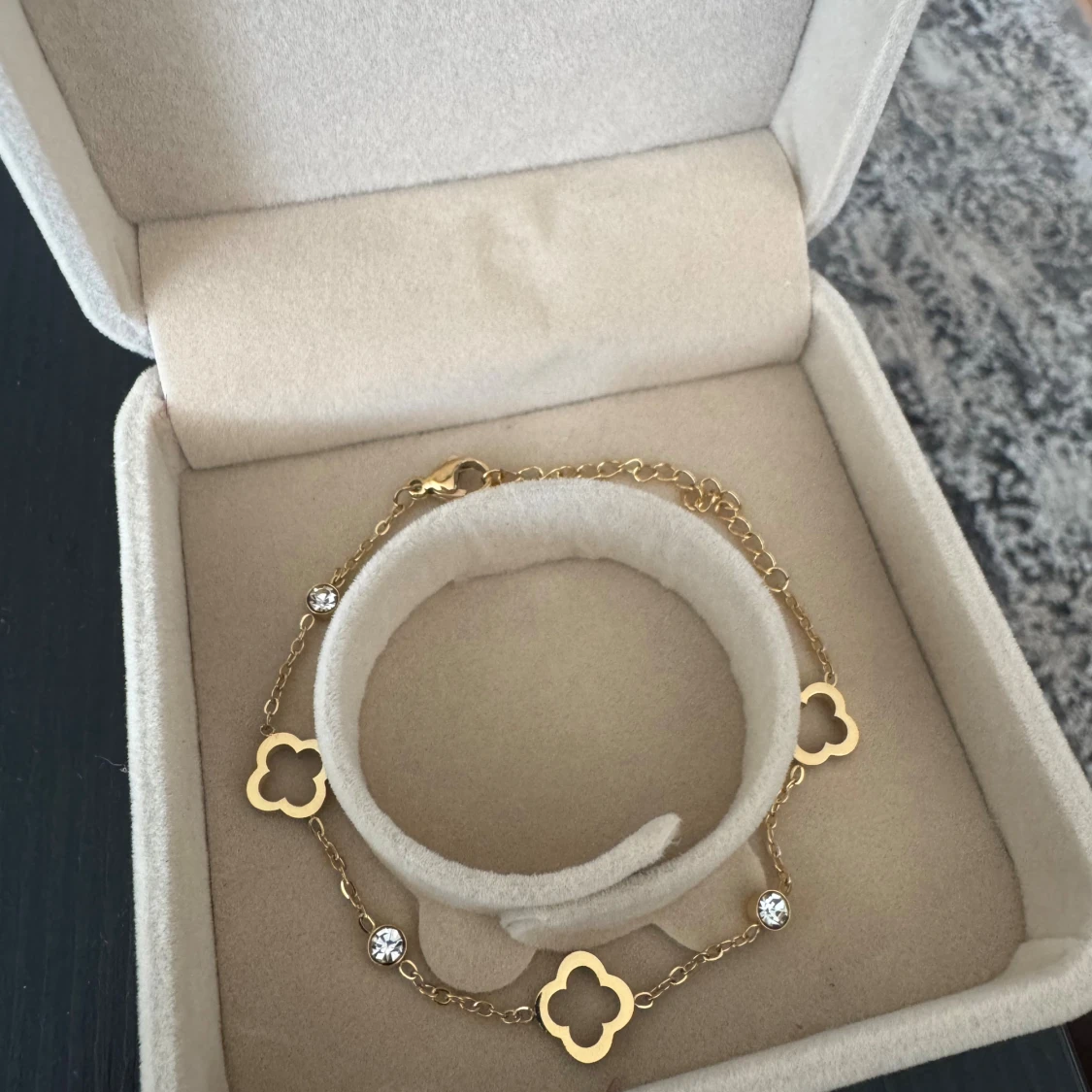 Guldfärgat armband med fyrklöver - 3