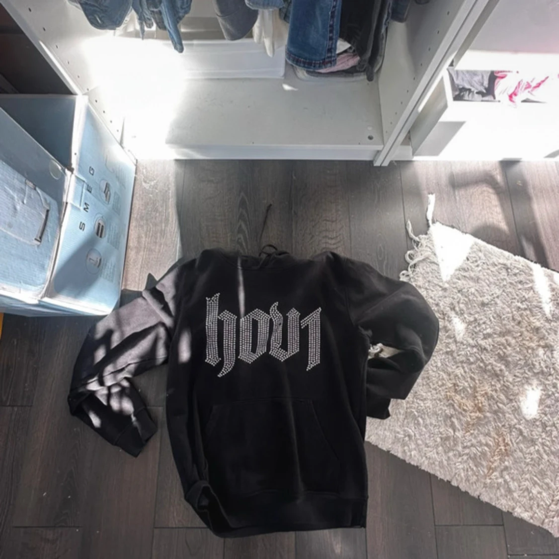 Svart Hov1 hoodie med strass