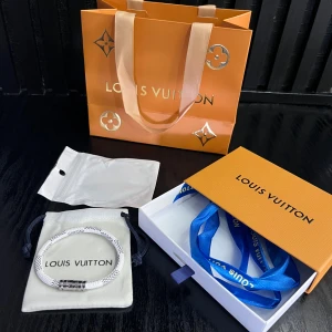 Lv armband  - Sprillans nytt armband! Riktig go investering! Finns endast i storlek 19✔️Allt på bilden medföljs vid köp✔️Vid minsta fundering kontakta oss✔️