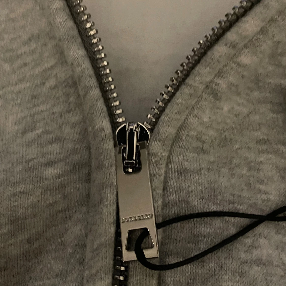 Grå hoodie från Burberry med dragkedja - 3