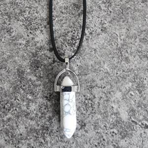 Halsband  - Hänge med halsband i läder liknande material samt liten kedjedel. Smyckes storlek: ca 41mm x 13mm  Kedjestorlek: ca 45cm - 50cm Observera att ditt smycke kan skilja sig något från bilderna på grund av naturliga material.🎈Fri frakt❤️