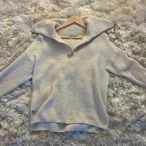 Beige stickad half zip-tröja Stockh LM - Stickad beige tröja från Stockh LM i storlek S. Tröjan har en bred krage med half zip-dragkedja och ribbad struktur. Långärmad och lite loose fit, perfekt för lager på lager. Snygg att styla med jeans eller kjol för en chill look. Nopprona är på insidan!!! Säljer även en exakt likadan i brun randigt 💕💕
