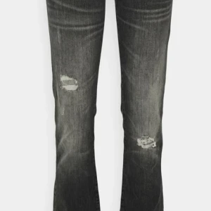 Ltb jeans med slitningar - Jättefina och populära jeans från ltb som är helt slutsålda!💞 De har en liten defekt längs nedre delen av benslutet, men det är inget som märks av. Säljer för att de inte längre kommer till användning🤗🤗midjemåttet: 37cm innerbenslängd: 88cm