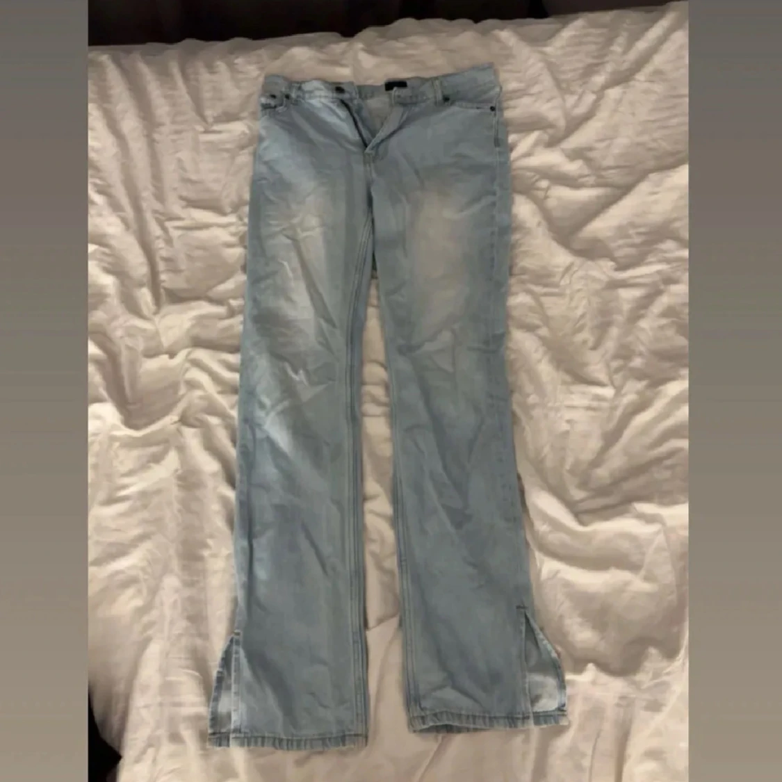Ljusblå bootcut jeans med slits