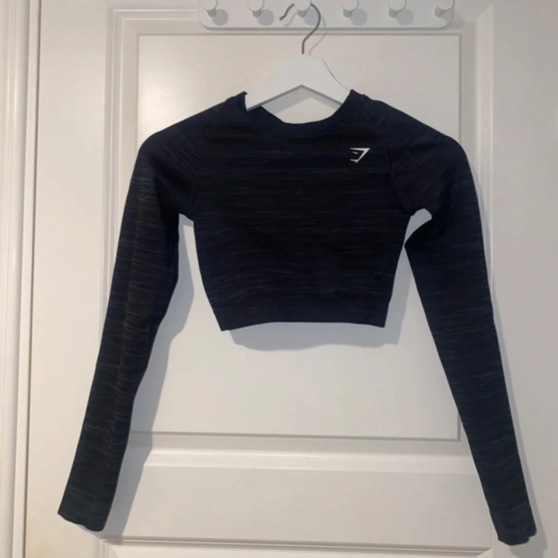 Svart croppad träningstopp från Gymshark - 1