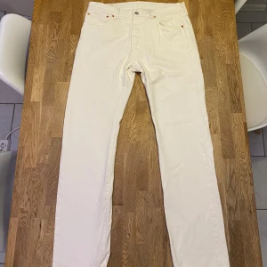 Levi 501 Jeans - Praktiskt taget ett par sprillans nya 501’or W33 L34, fick de av min farsa som ångrade sitt köp (använda utomhus en gång). Den klassiska passformen, super snygga, inte så mycket mer att säga.