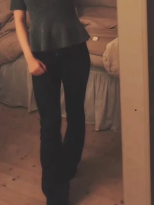 Svarta bootcut weekday jeans - Säljer ett par svarta bootcut cheepmonday jeans med låg midja i st 25/32💞 