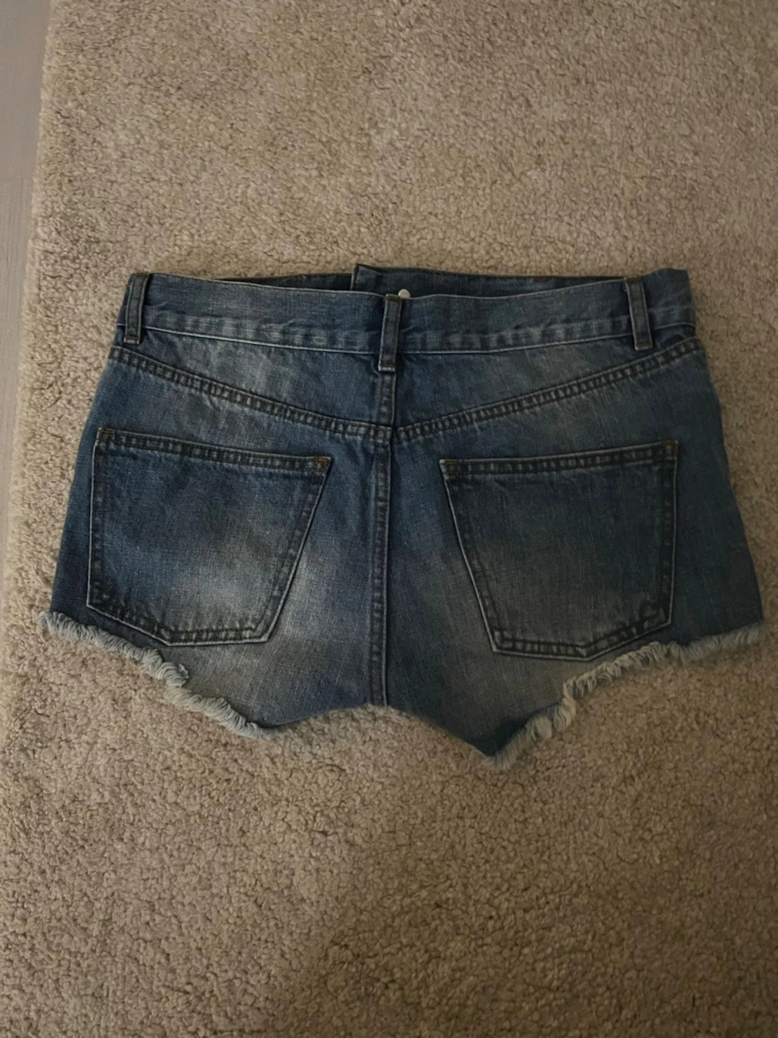 Blå jeansshorts med fransig kant - 1