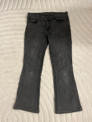 Brandy Melville jeans - Säljer då de inte kommer till användning. Har ingen aning om vad det är för modell då jag köpte dessa för några år sen. De är uppsydda då de var för långa för mig (jag är 155 cm lång).