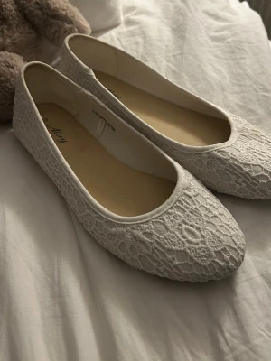 Vita spetsballerinaskor från Alley - Säljer ett par vita spetsballerinaskor från Alley. De är använda 1 gång och finns inte tillgängliga längre! Pris kan diskuteras.