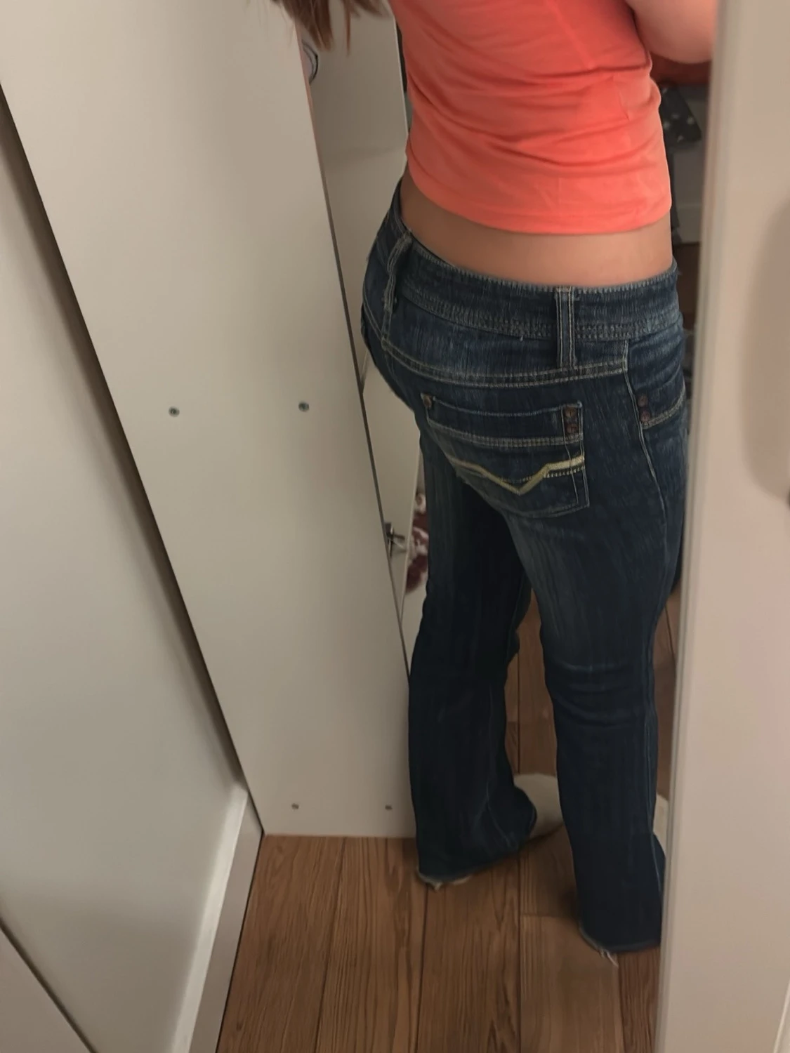 Mörkblå bootcut jeans med kontrastsömmar