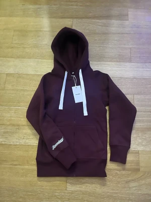 Russemerch hoodzip - Jag säljer en sprillans ny hoodzip från Russemerch! Fick den på min födelsedag och den var tyvärr lite stor för min smak. Kan tyvärr inte lämna tillbaka den eftersom det redan gått 30 dagar. Helt ny ej använd, bara upp packad 