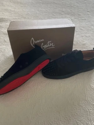 Christian Louboutin  - Christian Louboutin i mocka med röda sulor och nitar på tån. Nyskick och oanvända 